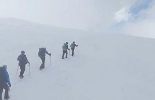 (Özel) Zirveye çıkan dağcılara Uludağ’da sezonun...