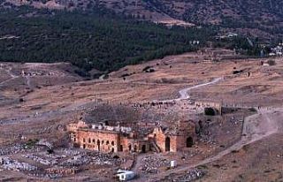 Pamukkale travertenlerinde gün batımı manzarası