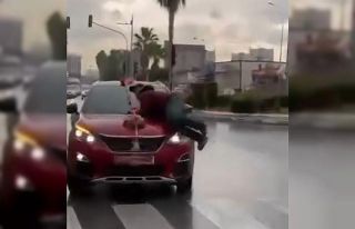 Para için düğün arabasının üzerine atladı,...