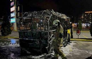 Park halindeki belediye midibüsü alev topuna döndü