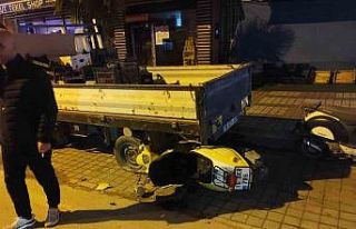 Park halindeki kamyonete çarpan motosiklet sürücüsü...