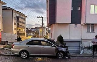 Park halindeki otomobilde yangın çıktı