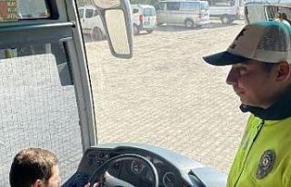 Polisten sürücü ve yolculara emniyet kemeri uyarısı