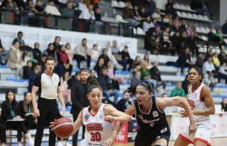 Potada gülen taraf Turgutlu Belediyespor Kadın Basketbol...