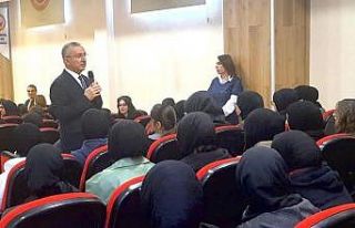 Rektör Levent lise öğrencilerine konferans verdi