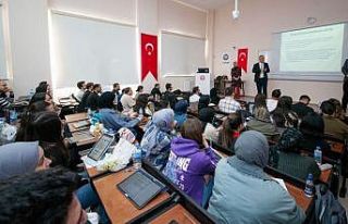 Rektör Levent, Tıp Fakültesi öğrencileriyle bir...