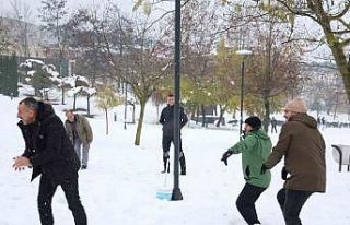 Rektör Sözbir öğrencilerle kartopu oynadı