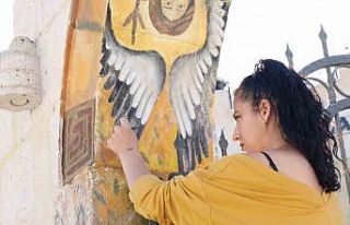 Resimlerini tuale değil, duvara çiziyor