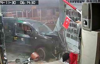 Rize’de hafif ticari araç iş yerine girdi o anlar...