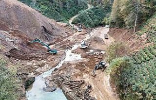 Rize’de heyelanlı bölgeden bin 800 kamyon toprak...