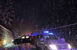 Rize’de karda kayan kamyonet dereye uçtu: 3 yaralı