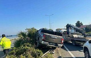 Rize’de otomobil direğe çarptı: 2 yaralı