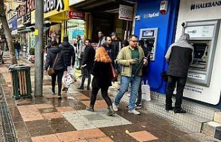 Sağanak yağmurdan korunmak isteyen vatandaşlar...