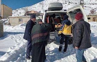 Sağlık ekipleri karlı yolları aştı köyde yaşayan...