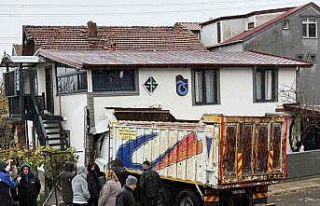 Sakarya’da faciadan dönüldü: Kamyon eve girdi