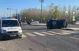 Sakarya’da hafif ticari araçla çarpışan otomobil...