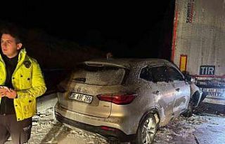 Sarıkamış’ta araçlar yolda mahsur kaldı, ekipler...