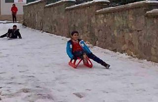 Sarıkamış’ta çocukların düşe kalka kızak...