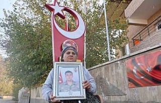 Şehit anasının gözyaşlarına evladının silah...