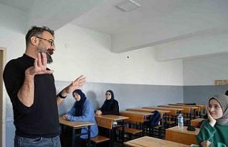 Serebral palsi hastası öğretmen 22 yıldır öğrencilerine...