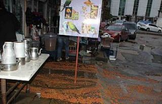 Serik’te sağanak etkili oldu, yollar göle döndü,...