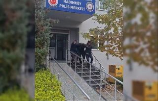 Servis minibüsüne geri geri giderek çarpan sürücü...