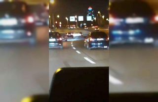 Seyir halindeki araçtan sarkarak video çeken şahıs...