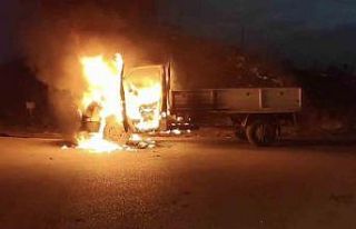 Seyir halindeki kamyonet alev alev yandı