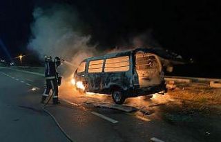 Seyir halindeki panelvan alevlere teslim oldu