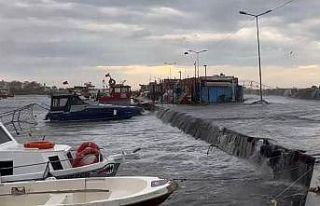 Şiddetli lodos nedeniyle İstanbul’da deniz taştı,...