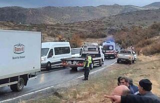 Siirt’te virajı alamayan tır devrildi: 1 yaralı