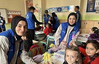 Sınavdan toplanan kalemleri süsleyerek, minik öğrencilere...