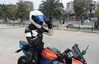 Sırtına “Bugün doğum günüm” yazan motosikletlinin...