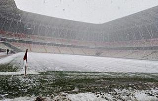 Sivas 4 Eylül Stadyumu zemini karla kaplandı