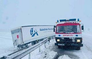 Sivas’ta kar ve kuvvetli fırtına kazayı da beraberinde...
