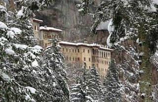 Sümela Manastırı beyaza büründü, ziyaretçilerini...