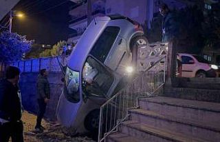 Sürücü fren yerine gaza basınca beton korkulukları...