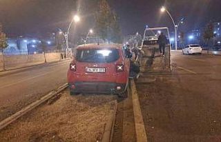 Sürücüsünün kontrolünden çıkan cip refüje...