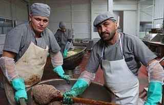 Tahin helvasını şeker yerine hurma suyuyla tatlandırıyorlar