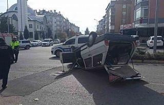 Takla atan otomobildeki dede torun yaralandı