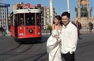 Taksim’de Çinli gelin ve damat ilgi odağı oldu