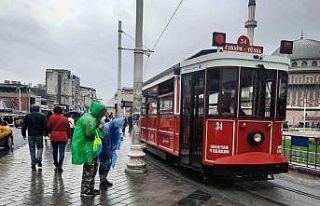 Taksim’de sağanak yağış etkili oldu: Lodos vatandaşlara...