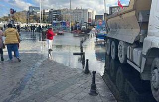 Taksim’i su bastı, vatandaşlar yürümekte güçlük...