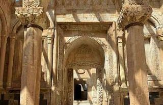 Tarihe ışık tutan İshak Paşa Sarayı, ziyaretçi...