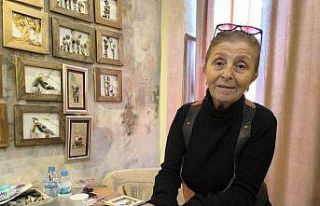 Taş figürlerle çevresine ilham kaynağı oluyor