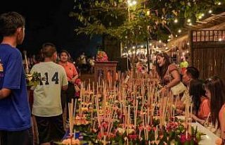 Tayland "Yüzen Fener Festivali" ile renklendi