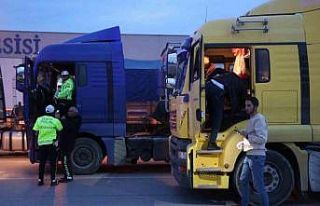 Tehlikeli hareket yaparak seyreden tırlar, polisten...