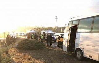 Tekirdağ’da karşı şeride geçen otomobil servisle...