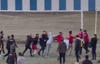 Tekmelerin ve yumrukların havada uçuştuğu maçta...