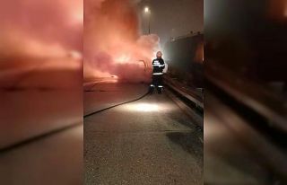 TEM’de motor kısmında yangın çıkan otomobil...